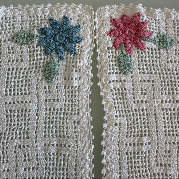 Vintage | Handcrafted | White Crochet Doilies with Flower Corner - Picture 6 of 8
